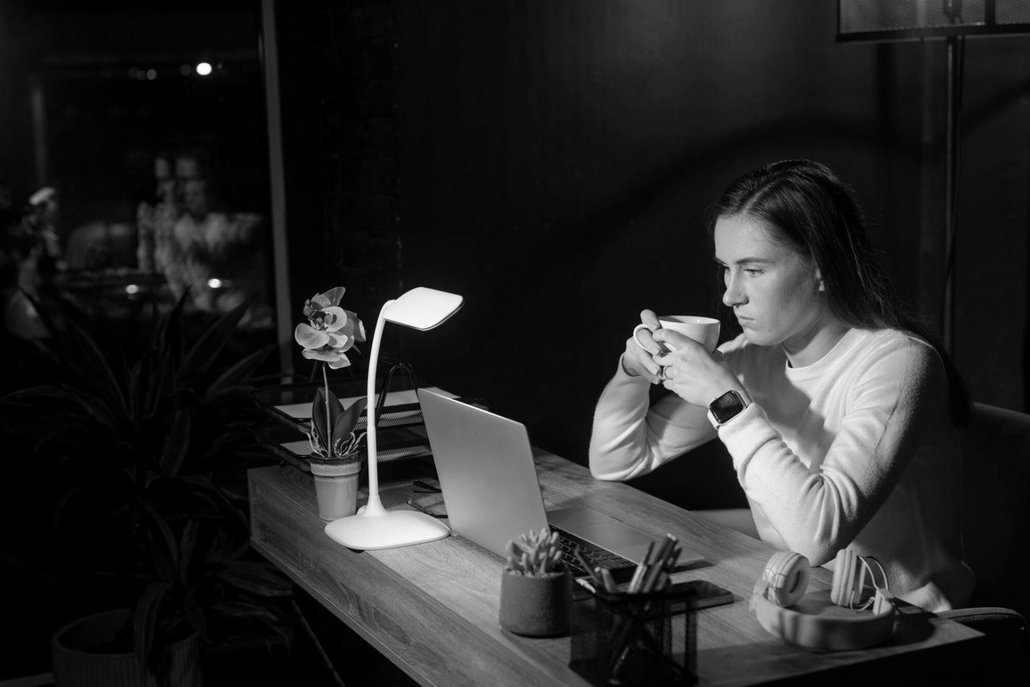 Équipe d'experts en audit financier travaillant sur l'analyse budgétaire